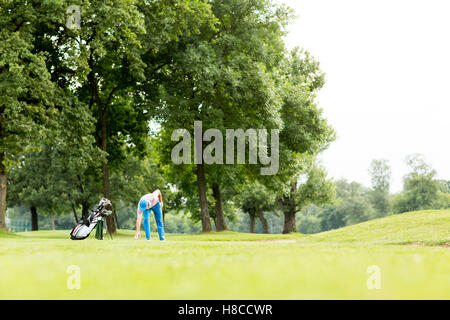 Junger Mann, Golfen auf dem Golfplatz Stockfoto