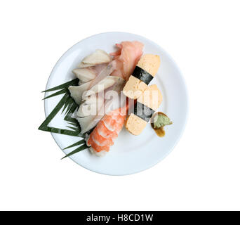 Seafoods Sushi in Schüssel auf weißem Hintergrund und Beschneidungspfade haben. Stockfoto