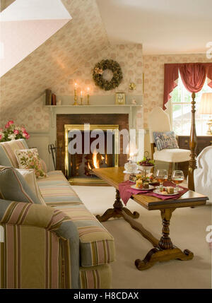 Sofa Couchtisch Und Kamin Im Modernen Wohnzimmer Stockfoto Bild