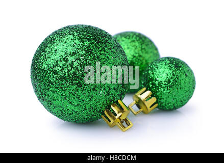 Drei grüne Weihnachtskugeln isoliert auf weißem Hintergrund Stockfoto
