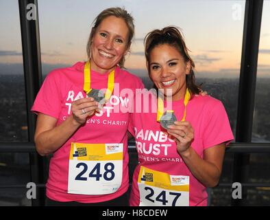 BBC-Nachrichtenmoderatorin Sophie Raworth und Elite-Langstreckenläuferin Susie Chan (rechts) nach dem Abschluss des Grate48 Charity Stepper Race up 122 Leadenhall Street, London, bekannt als The Cheesegrater Building, über 1,200 Stufen und über die 48 Etagen des Gebäudes, um Geld für Rainbow Trust Children's Charity zu sammeln. Stockfoto