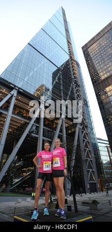 BBC-Nachrichtenmoderatorin Sophie Raworth und Elite-Langstreckenläuferin Susie Chan (links) vor dem Start des Grate48-Wohltätigkeitsrennens auf der Leadenhall Street 122, London, bekannt als The Cheesegrater Building, Über 1,200 Stufen und über die 48 Etagen des Gebäudes, um Geld für Rainbow Trust Children's Charity zu sammeln. Stockfoto
