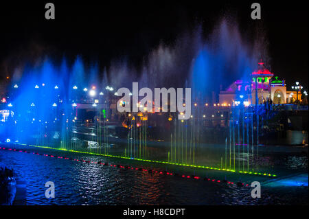 Farbig beleuchtete Nacht-Brunnen in der Stadt Stockfoto