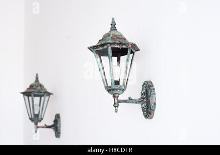 alte Vintage Lampe isoliert auf weißem Hintergrund Stockfoto