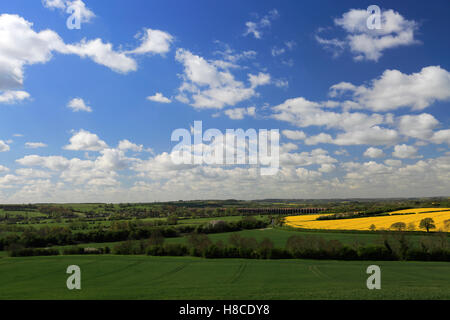 Sommer Blick, Harringworth Eisenbahnviadukt, Welland Flusstal, Harringworth Dorf, Northamptonshire, England; UK Stockfoto