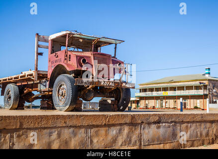 Marree in South Australia, Marree Hotel, Jahrgang 1940er Jahre Chevrolet Blitz Lastwagen als es diente auf Outback Mail läuft Stockfoto
