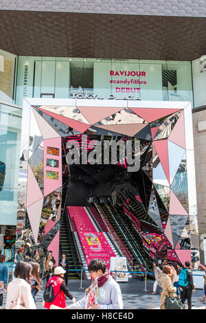 Japan, Tokio, Harajuku. Tokyu Plaza Omotesando Harajuku, fashion Theme Park Shopping Mall mit beeindruckenden Eingangsbereich, Treppen und Rolltreppen. Geschlossen. Stockfoto