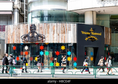 Japan, Tokio, Harajuku. Vivienne Westwood Anglomania Bereich speichern. Shop mit Menschen vorbei gehen. Schneeflocke angezeigt. Logo über dem Eingang. Tagsüber. Stockfoto