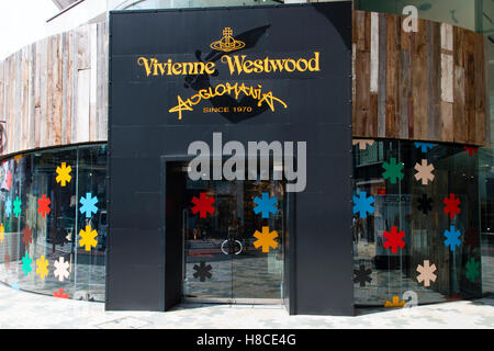 Japan, Tokio, Harajuku. Vivienne Westwood Anglomania speichern. Eingang mit Logo und Namen oben. Anzeige von farbigen Schneeflocken. Stockfoto