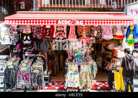 Japan, Tokio, Harajuku, Takeshita-dori. Berühmte ACDC Rag, gothic lolita Fashion Store. Eingang vollgestopft mit Regalen Kawaii, niedlich, Kleidung. Stockfoto