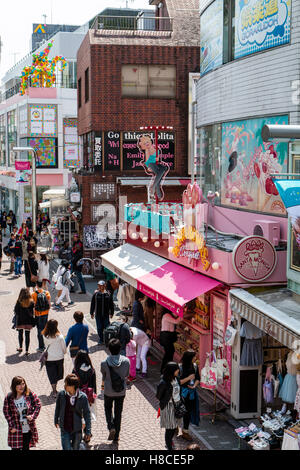 Japan, Tokio, Harajuku, Takeshita-dori. Vordergrund, berühmten Santa Monica crepe Speisen zum Mitnehmen an. Blick entlang der Straße. Hohen winkel Aussichtspunkt. Stockfoto