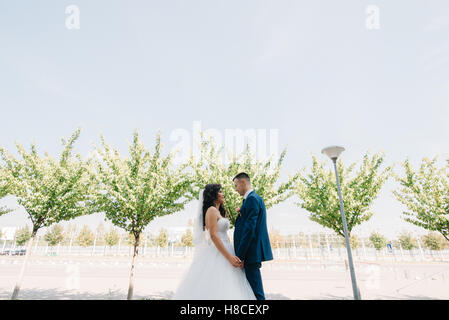 Stilvolle Hochzeitspaar stehen unter blau sk von unten betrachten Stockfoto