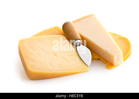 Verschiedene Arten von Käse, die isoliert auf weißem Hintergrund. Stockfoto