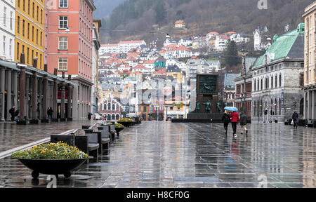 Torgallmenningen Platz an einem regnerischen Tag im Frühjahr am 5. Mai 2013 in Bergen, Norwegen Stockfoto