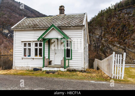 Ein kleines Haus am Ufer des Fjords in Norwegen Stockfoto