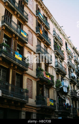 Die Fassade einer Wohnung mit Balkon in Barcelona, Spanien. Stockfoto