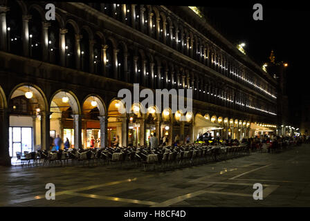 Piazza San Marco Venedig in Italien mit Touristen in der Nacht. Stockfoto