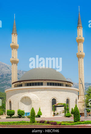 Moschee in Kemer auf dem Hintergrund der Berge, Provinz Antalya Türkei Stockfoto