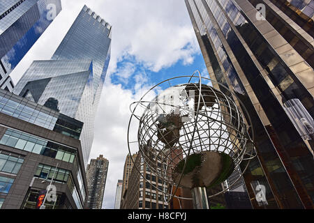 Globus und Wolkenkratzer im Columbus Circle in New York City Stockfoto