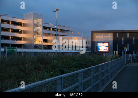 Flughafen Edinburgh bei Dämmerung Stockfoto