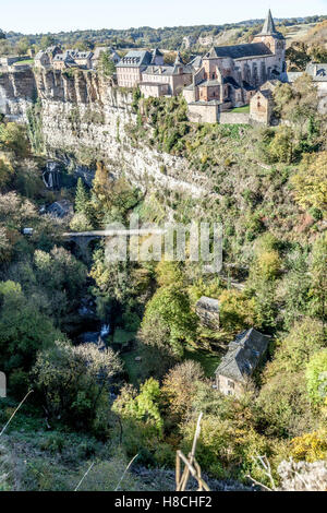 Das Bozouls Loch im Herbst und den oberen Teil des Dorfes (Aveyron - Frankreich). Das ist eine hufeisenförmige Schlucht vom Fluss Dourdou gegraben. Stockfoto