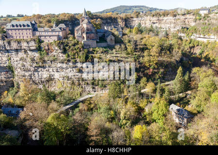 Das Bozouls Loch im Herbst und den oberen Teil des Dorfes (Frankreich). Das Loch ist eine hufeisenförmige Schlucht vom Fluss Dourdou gegraben. Stockfoto