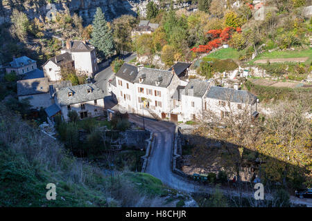 Das Bozouls Loch im Herbst und ein Teil des Dorfes (Frankreich). Das Loch ist eine hufeisenförmige Schlucht vom Fluss Dourdou gegraben. Stockfoto