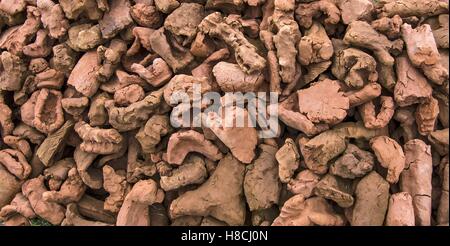 Große Haufen Teile und Formen gebacken Ton auf dem Hügel. Stockfoto