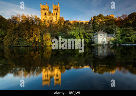 Kathedrale von Durham und The Old Fulling Mill im Herbst Stockfoto