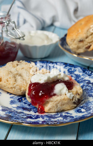 Nahaufnahme von Sahne Scones mit Marmelade auf Vintage China Teller Stockfoto