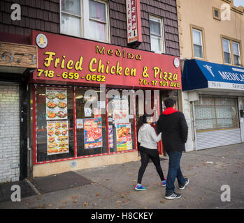 Eine Halal-Fastfood-Restaurant im Stadtteil City Line auf der Brooklyn-Queens-Grenze am Mittwoch, 2. November 2016 in New York. Die kleine Nachbarschaft ist eine Enklave für Bangladesch Einwanderer geworden. (© Richard B. Levine) Stockfoto