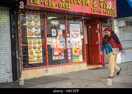 Eine Halal-Fastfood-Restaurant im Stadtteil City Line auf der Brooklyn-Queens-Grenze am Mittwoch, 2. November 2016 in New York. Die kleine Nachbarschaft ist eine Enklave für Bangladesch Einwanderer geworden. (© Richard B. Levine) Stockfoto