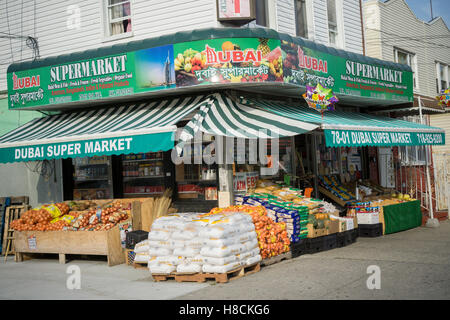 Ein Halal-Supermarkt im Stadtteil City Line auf der Brooklyn-Queens-Grenze am Mittwoch, 2. November 2016 in New York. Die kleine Nachbarschaft ist eine Enklave für Bangladesch Einwanderer geworden. (© Richard B. Levine) Stockfoto