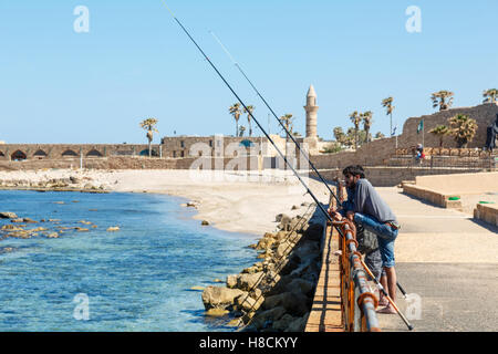 CAESAREA, ISRAEL - 2. April 2016: Fischer auf einem Gebiet von Maritima Nationalpark in Caesarea, Israel Stockfoto