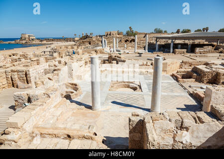 CAESAREA, ISRAEL - 2. April 2016: gut erhaltene Reste der alten byzantinischen Bades und Häuser mit Spalten in Caesarea Maritima Stockfoto