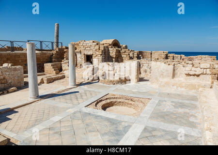 CAESAREA, ISRAEL - 2. April 2016: gut erhaltene Reste der alten byzantinischen Bades in Caesarea Maritima Nationalpark, Israel Stockfoto