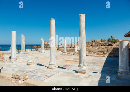 CAESAREA, ISRAEL - 2. April 2016: gut erhaltene Reste der alten byzantinischen Architektur mit Säulen, Fliesen und Mosaiken in C Stockfoto