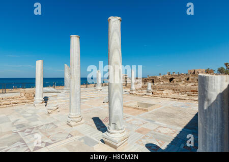 CAESAREA, ISRAEL - 2. April 2016: gut erhaltene Reste der alten byzantinischen Architektur mit Säulen, Fliesen und Mosaiken in C Stockfoto