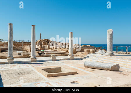 CAESAREA, ISRAEL - 2. April 2016: gut erhaltene Reste der alten byzantinischen Architektur mit Säulen, Fliesen und Mosaiken in C Stockfoto