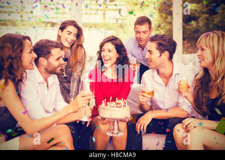 Zusammengesetztes Bild der stets gut gelaunte Frau feiern ihren Geburtstag mit Freunden Stockfoto