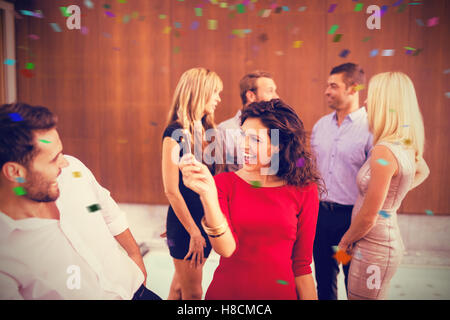 Zusammengesetztes Bild der Gruppe von fröhlichen jungen Freunden tanzen Stockfoto