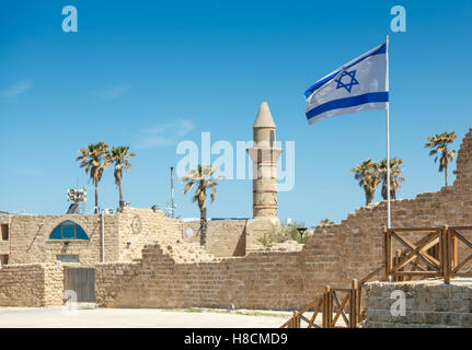 Antike Reste von Ceasarea und wehende Flagge von Israel im Maritima Nationalpark in Caesarea, Israel. Stockfoto