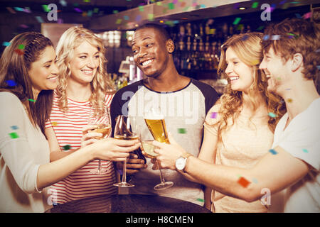 Zusammengesetztes Bild der fröhlichen Freunden Toasten mit Bier und Wein Stockfoto