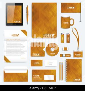 Goldenen Satz von Vektor-corporate Identity-Vorlage. Modernes Business Schreibwaren Mock-up polygonalen Kulisse. Hintergrund mit goldenen Dreiecken. Branding Design. Stock Vektor