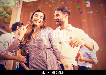 Zusammengesetztes Bild von fröhlichen jungen Freunden zusammen tanzen Stockfoto