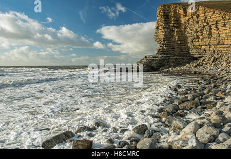 Nash Point Strand bei Flut auf Glamorgan Heritage Coast, South Wales an einem sonnigen Herbsttag Stockfoto