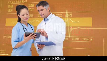 Zusammengesetztes Bild von Arzt und Krankenschwester Zwischenablage betrachten Stockfoto