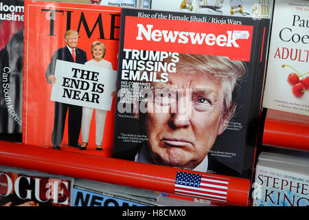 Time und Newsweek Magazin die vorderen Abdeckungen am Zeitungsstand Donald Trump & Hillary Clinton während der Amerikanischen US-Wahl November 2016 Stockfoto