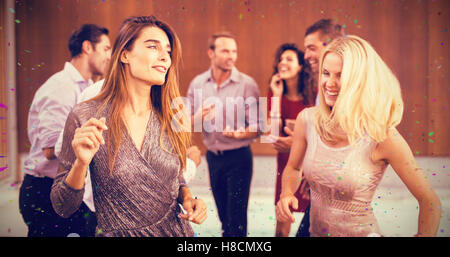 Zusammengesetztes Bild der Gruppe junger Freunde tanzen Stockfoto