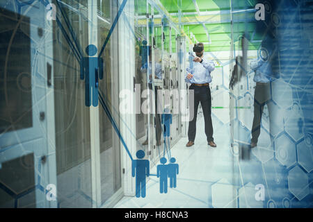 Zusammengesetztes Bild des Menschen Symbole und Binärcodes Stockfoto